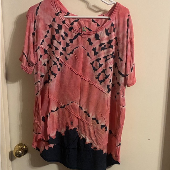 GreenTea Coral and Navy Tie-Dye Women's Top - Picture 1 of 2